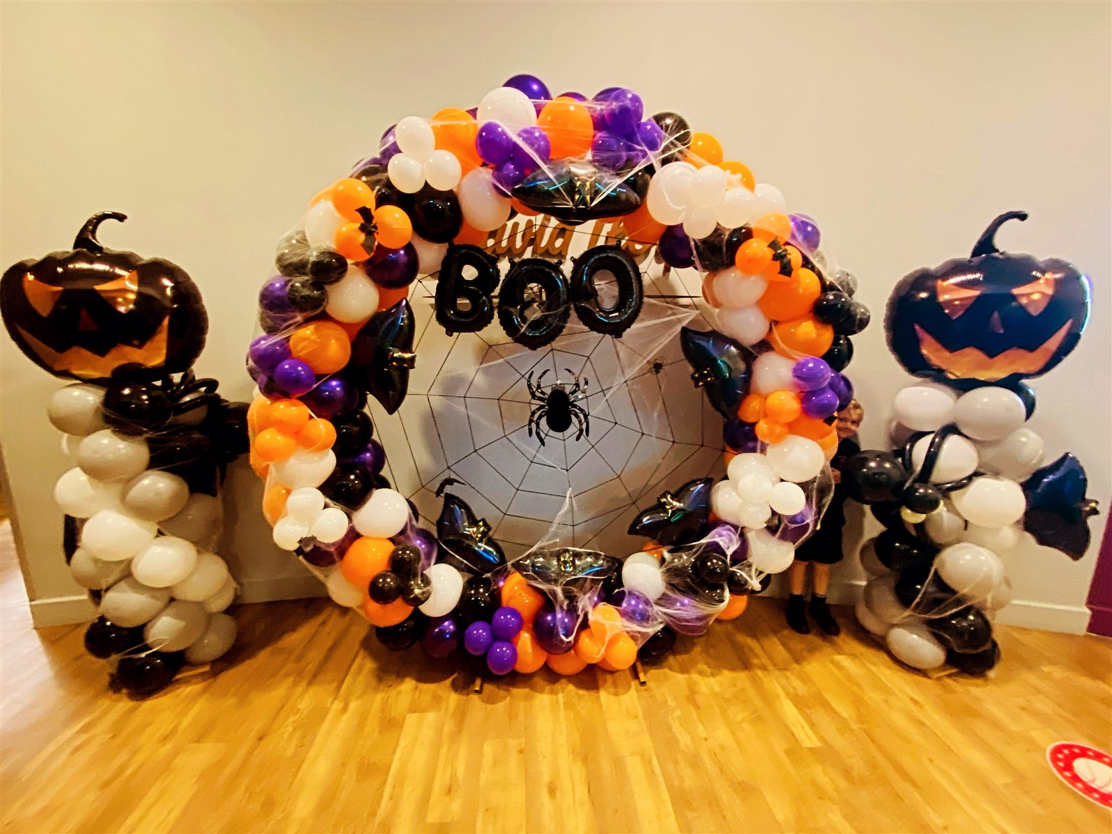 Large Halloween balloon hoop with pumpkin balloon columns